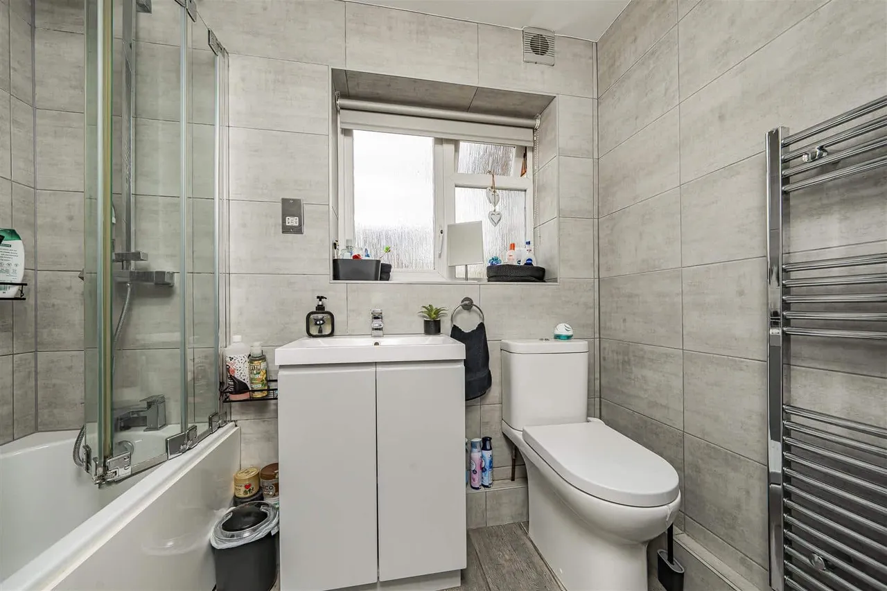 Queens Close, Old Windsor, Windsor, Berkshire, SL4 2PP, photo 7