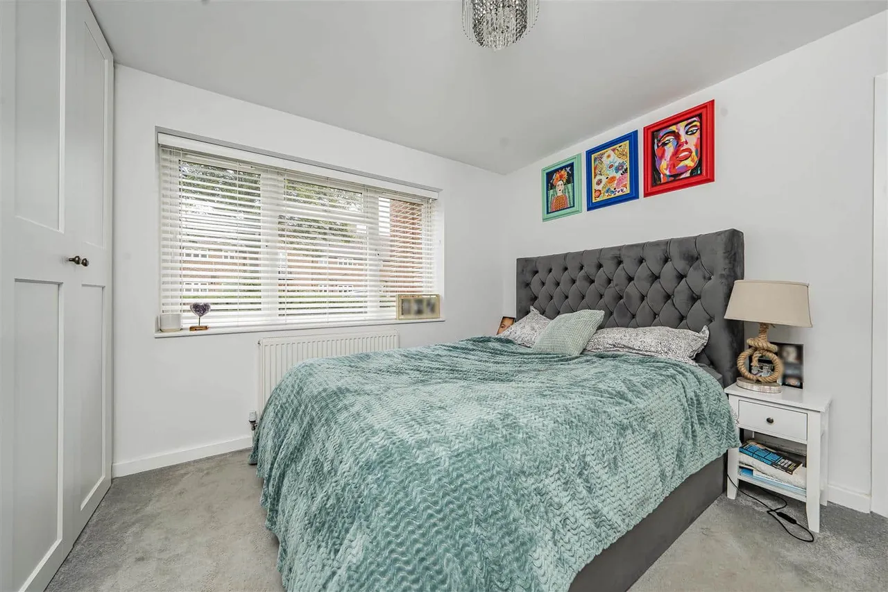 Queens Close, Old Windsor, Windsor, Berkshire, SL4 2PP, photo 6