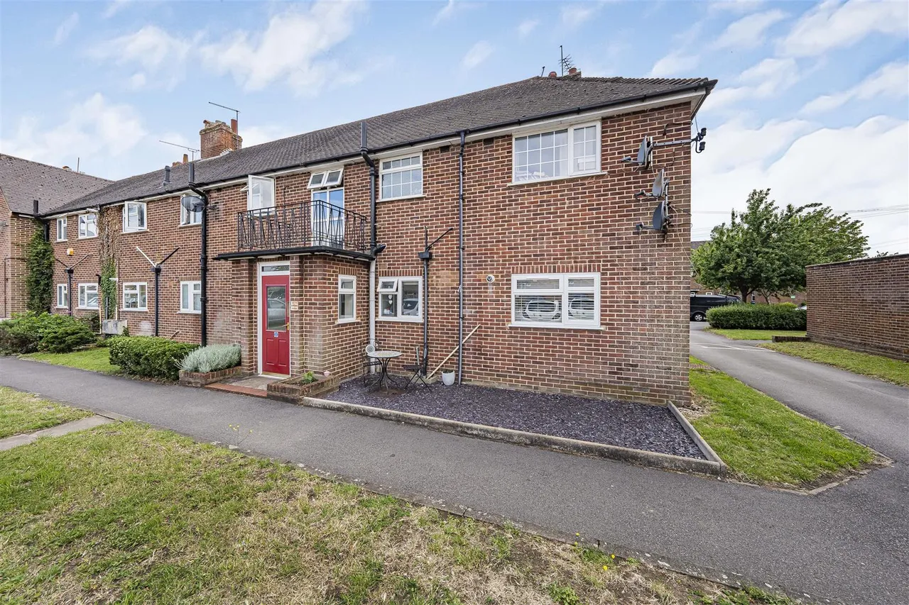 Queens Close, Old Windsor, Windsor, Berkshire, SL4 2PP, photo 8