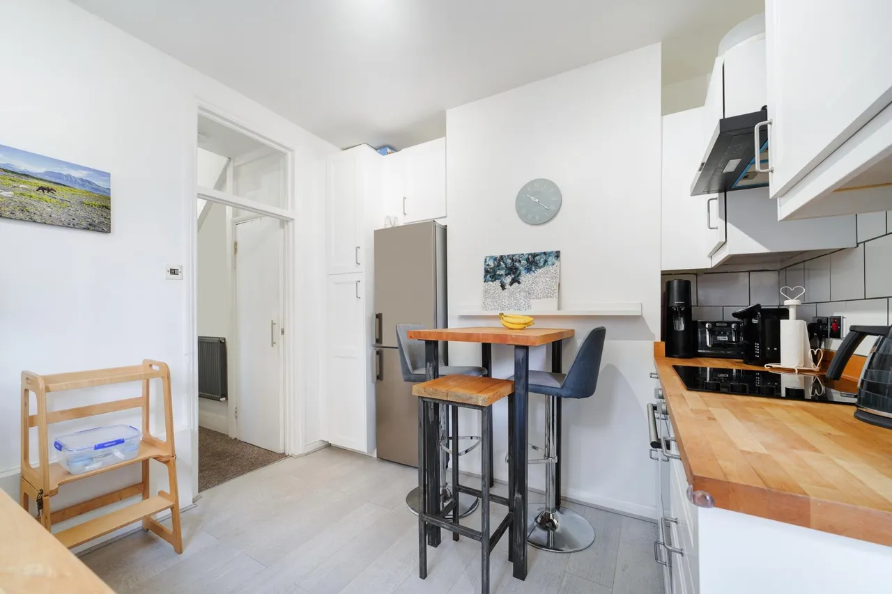 Mafeking Avenue, Brentford, TW8, photo 5