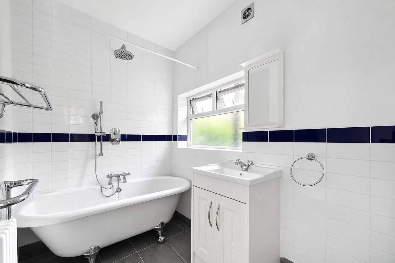Mafeking Avenue, Brentford, TW8, photo 2