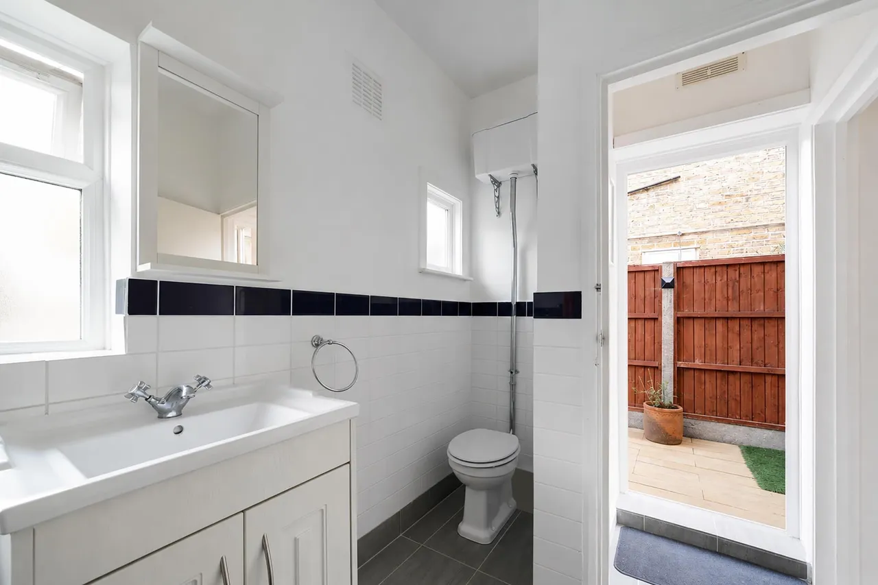 Mafeking Avenue, Brentford, TW8, photo 3