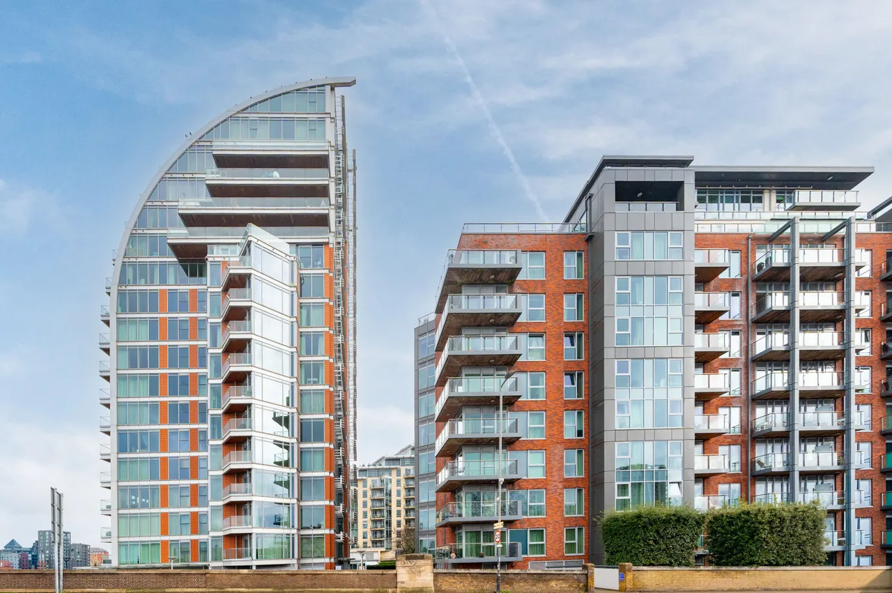 3 bed flat for sale — 30 Ascensis Tower, Juniper Drive, London