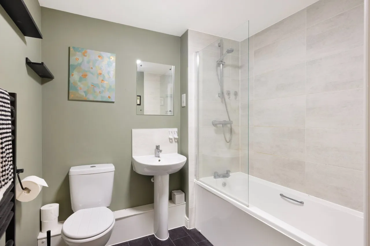 Honeysuckle Avenue, Shurdington, GL53, photo 11