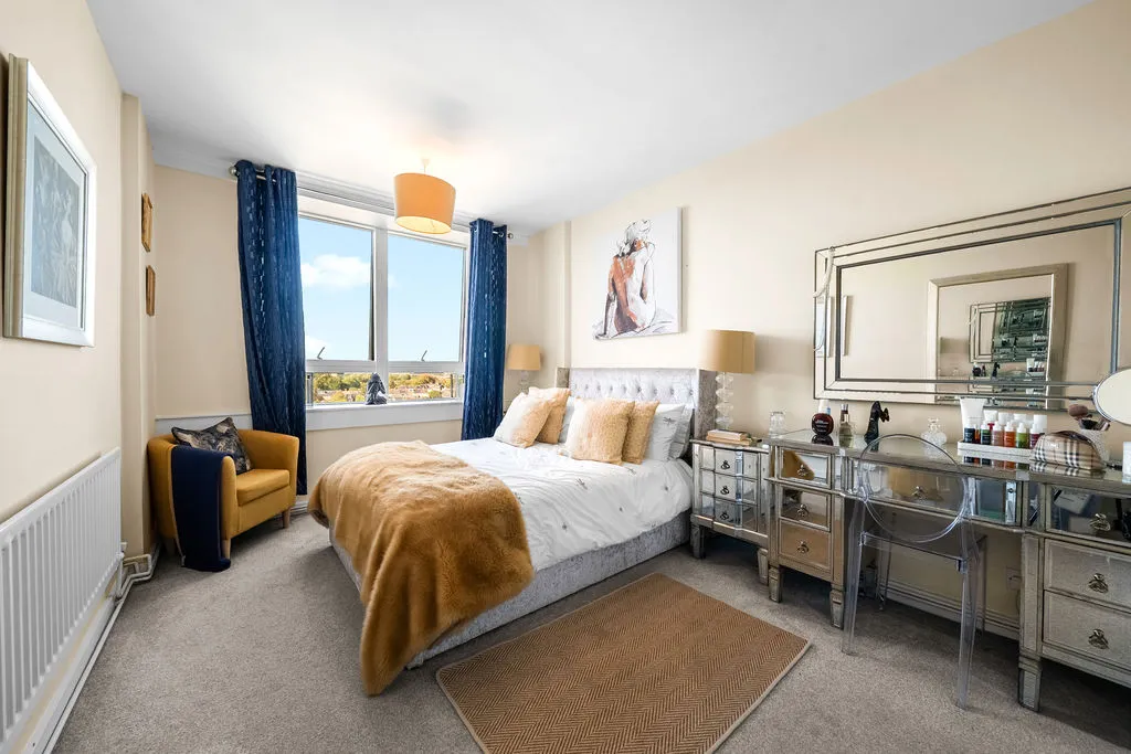 Wellington Close, Walton-On-Thames KT12 1BB, photo 8