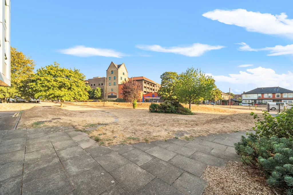 Wellington Close, Walton-On-Thames KT12 1BB, photo 12