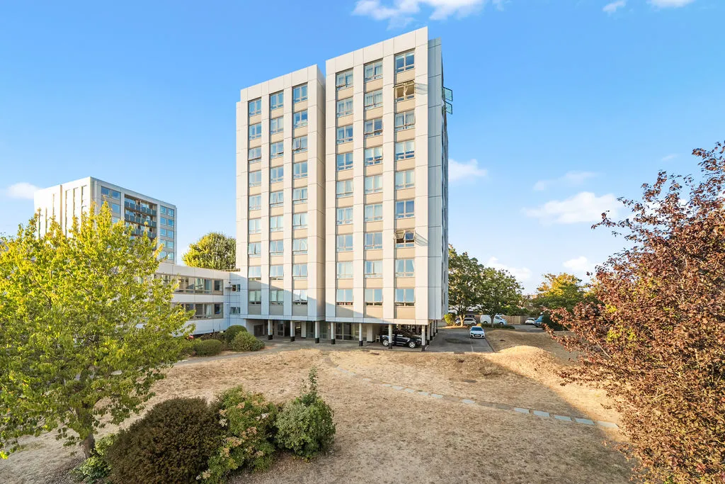 2 bed flat for sale — Wellington Close, Walton-On-Thames KT12 1BB