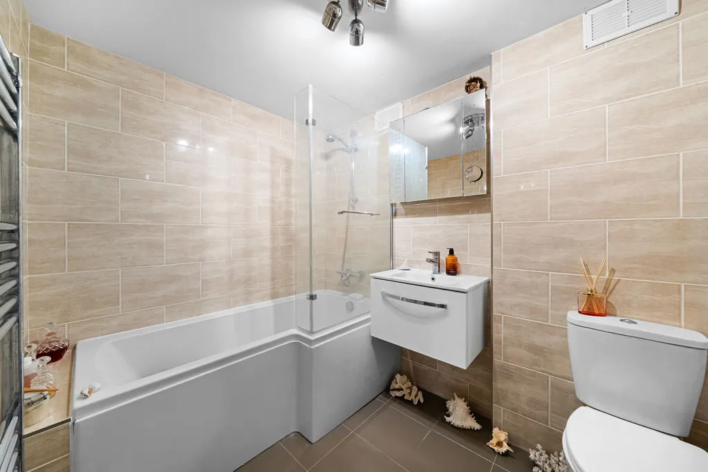 Wellington Close, Walton-On-Thames KT12 1BB, photo 9