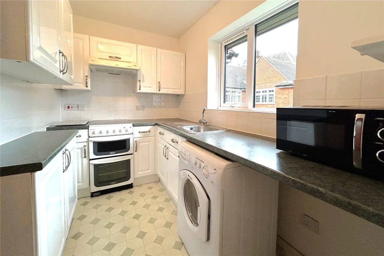 Berry Court, Hook, Hampshire, RG27 9JZ, photo 3
