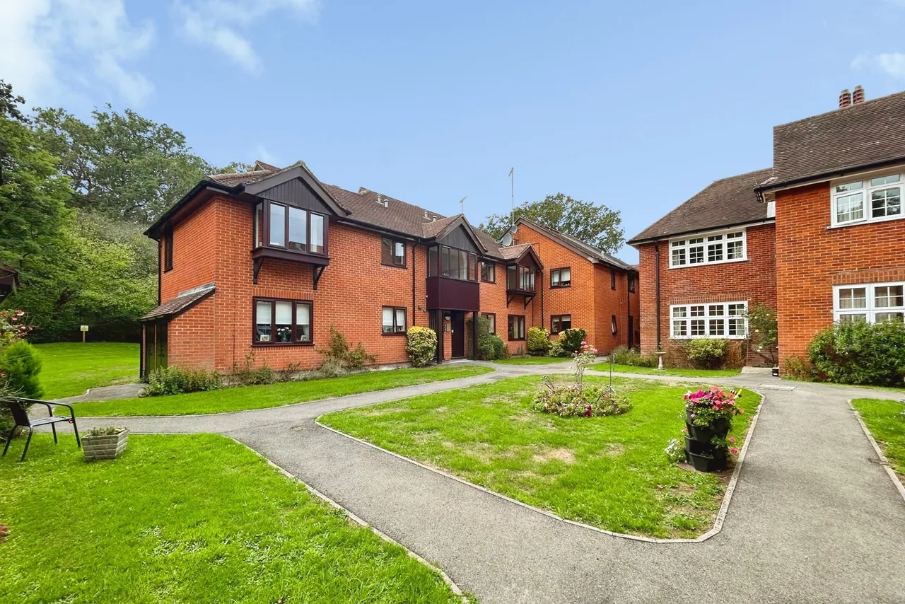 2 bed flat for sale — Berry Court, Hook, Hampshire, RG27 9JZ