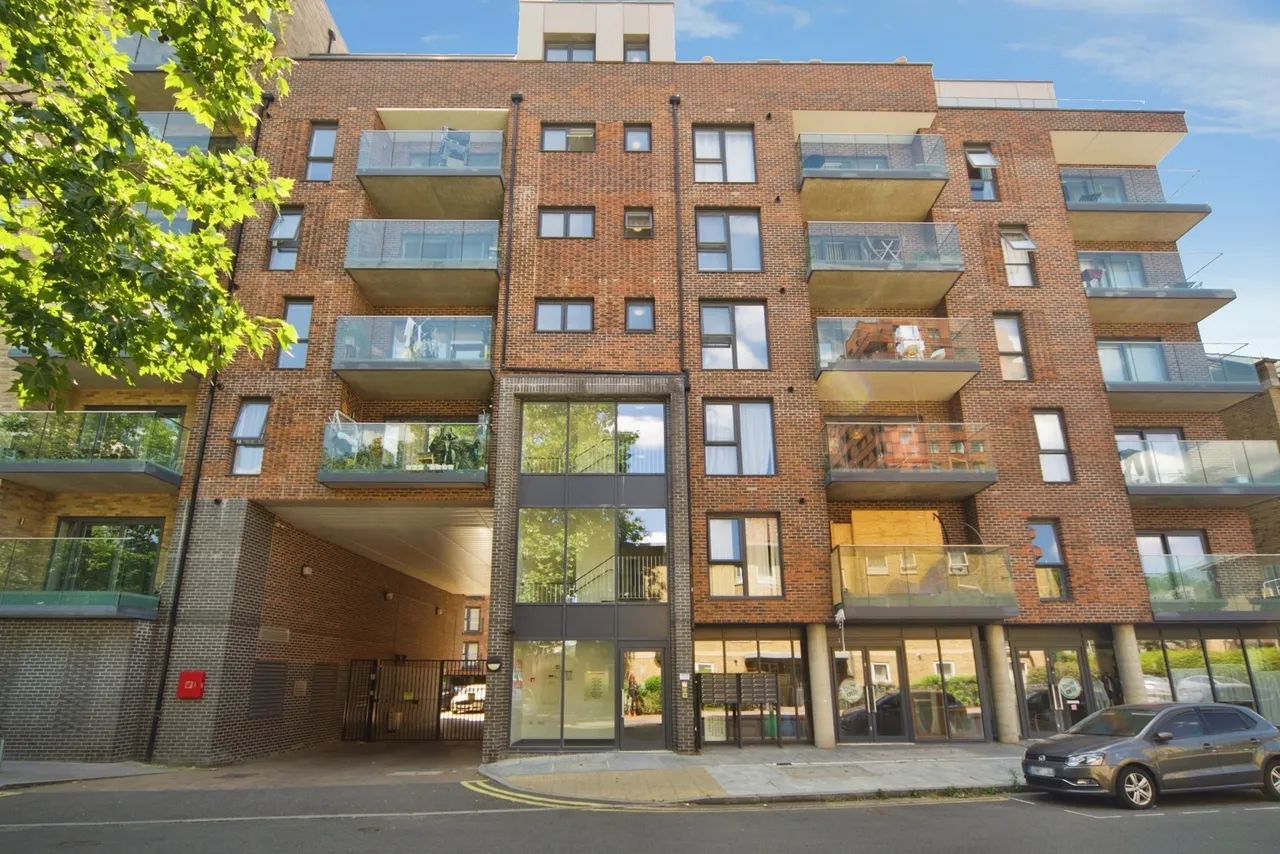 1 bed flat for sale — Abbey Road, BARKING, Essex, IG11
