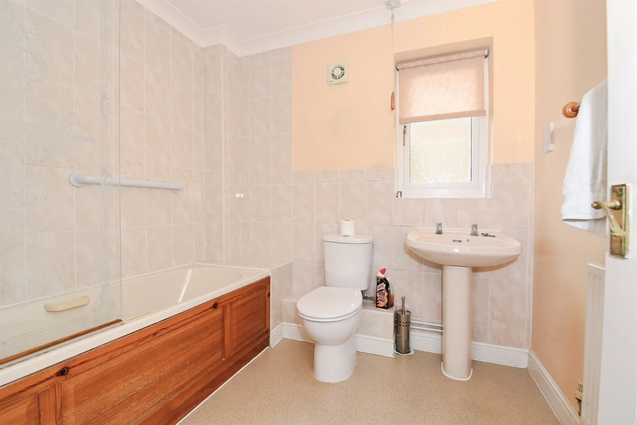 Rosewood Close, Yaxley, PETERBOROUGH, photo 11
