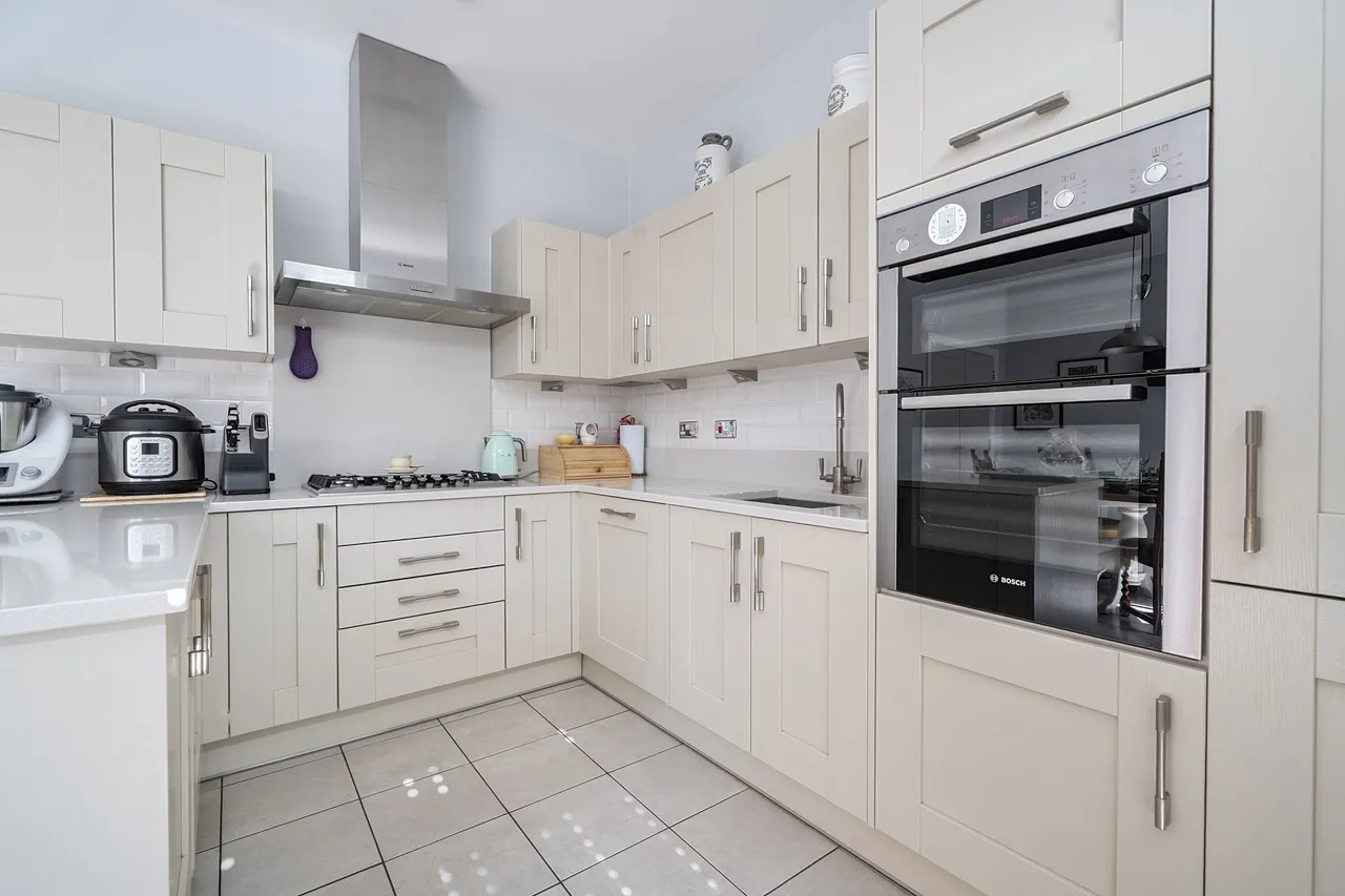 Sir Geoffrey Todd Walk, Kings Drive, GU29, photo 2