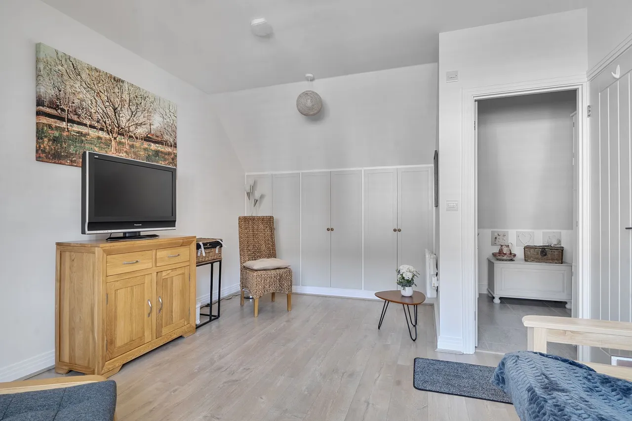 Sir Geoffrey Todd Walk, Kings Drive, GU29, photo 18