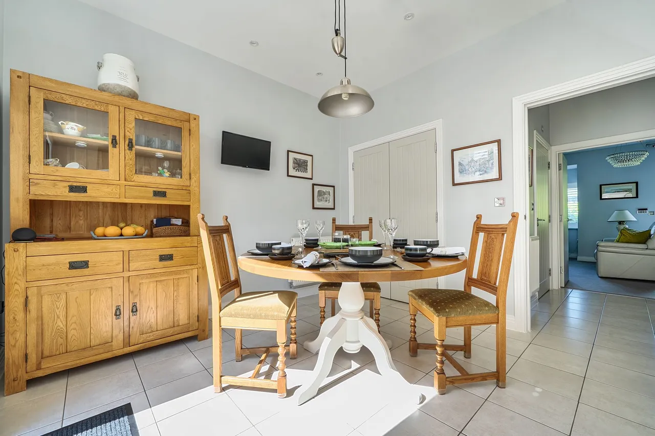 Sir Geoffrey Todd Walk, Kings Drive, GU29, photo 6