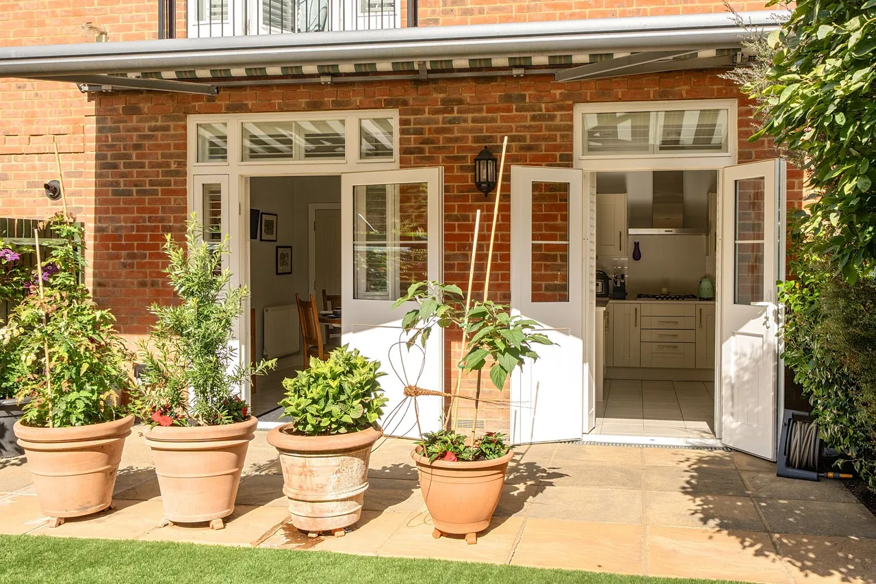 Sir Geoffrey Todd Walk, Kings Drive, GU29, photo 3