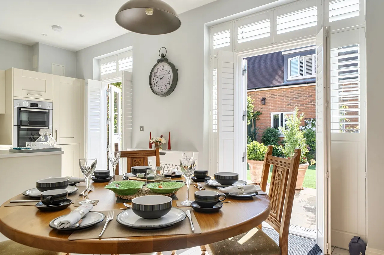 Sir Geoffrey Todd Walk, Kings Drive, GU29, photo 4