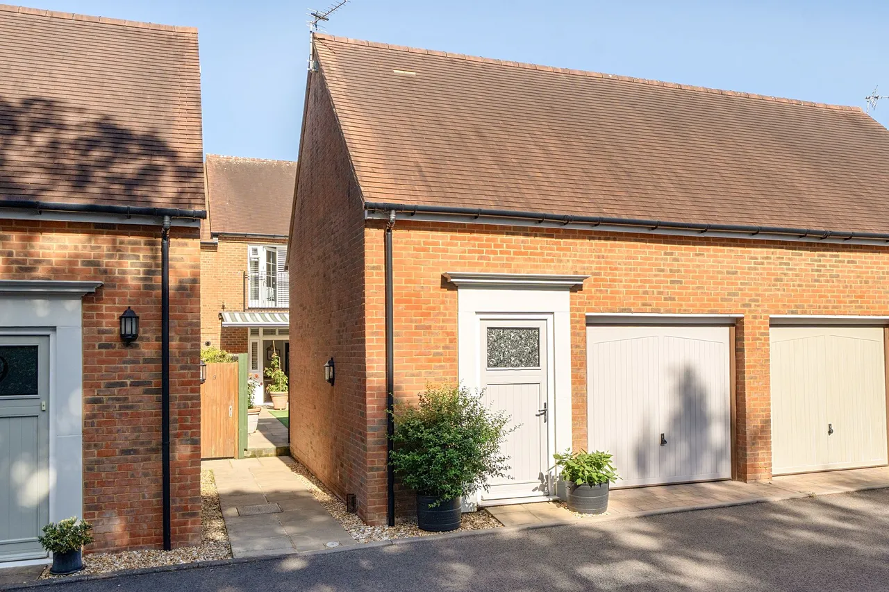 Sir Geoffrey Todd Walk, Kings Drive, GU29, photo 16