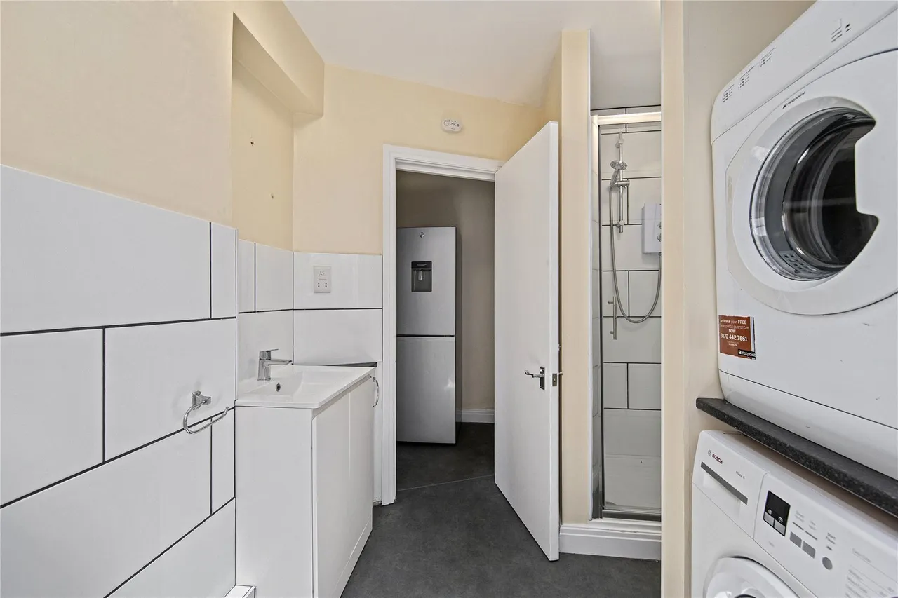 Warwick Close, Hampton, TW12, photo 17