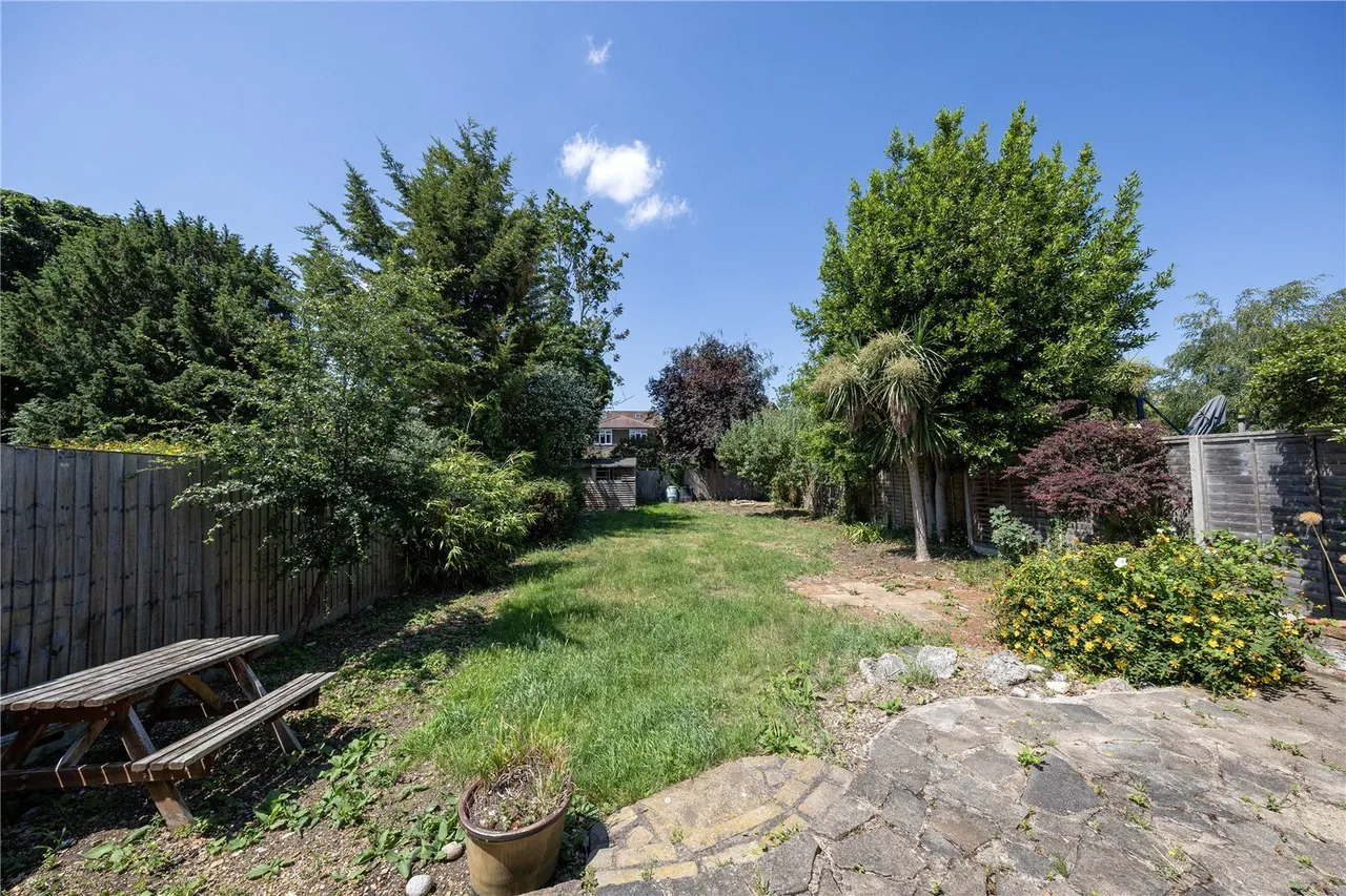 Warwick Close, Hampton, TW12, photo 2