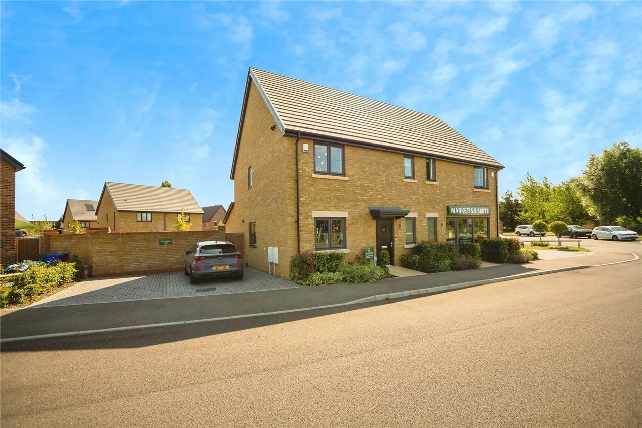 3 bed house for sale — Great Easthall Way, Sittingbourne, Kent, ME10