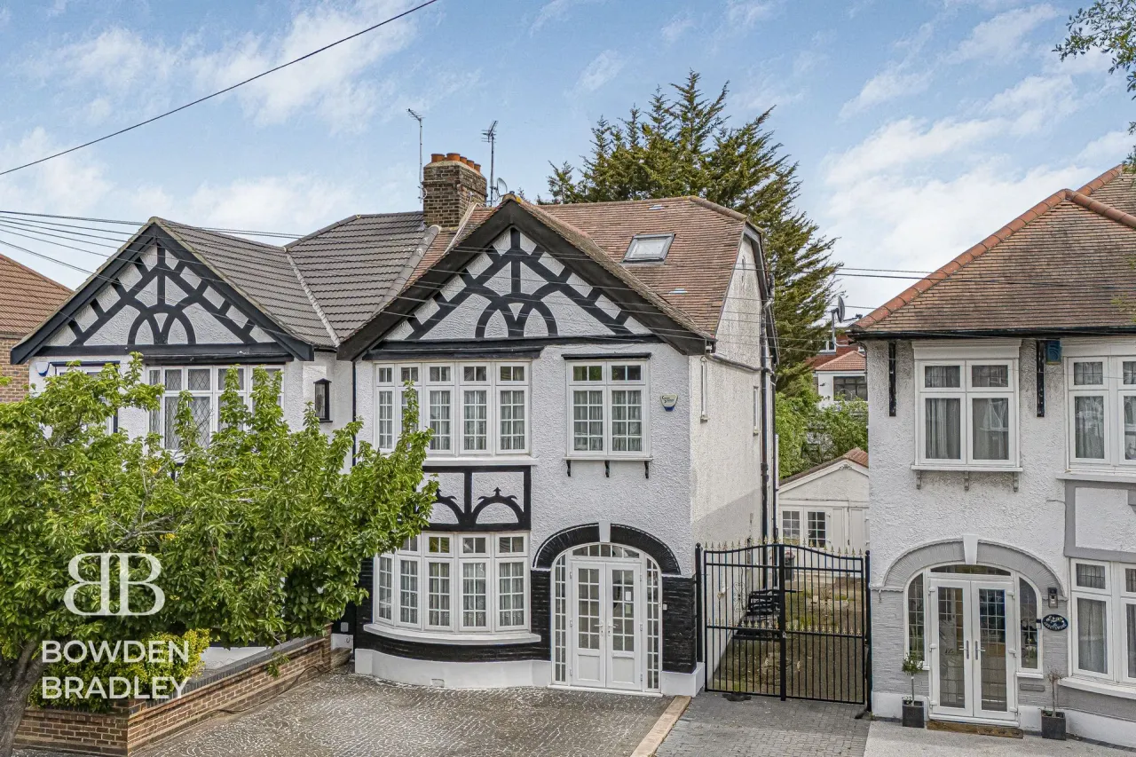 5 bed house for sale, Abbotswood Gardens, Clayhall, IG5