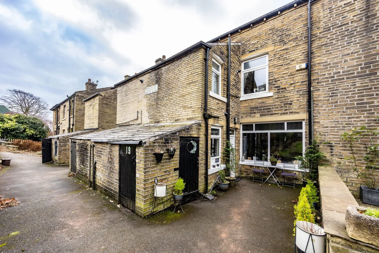 4 bed house for sale — 19 The Wells, Trimmingham, Halifax