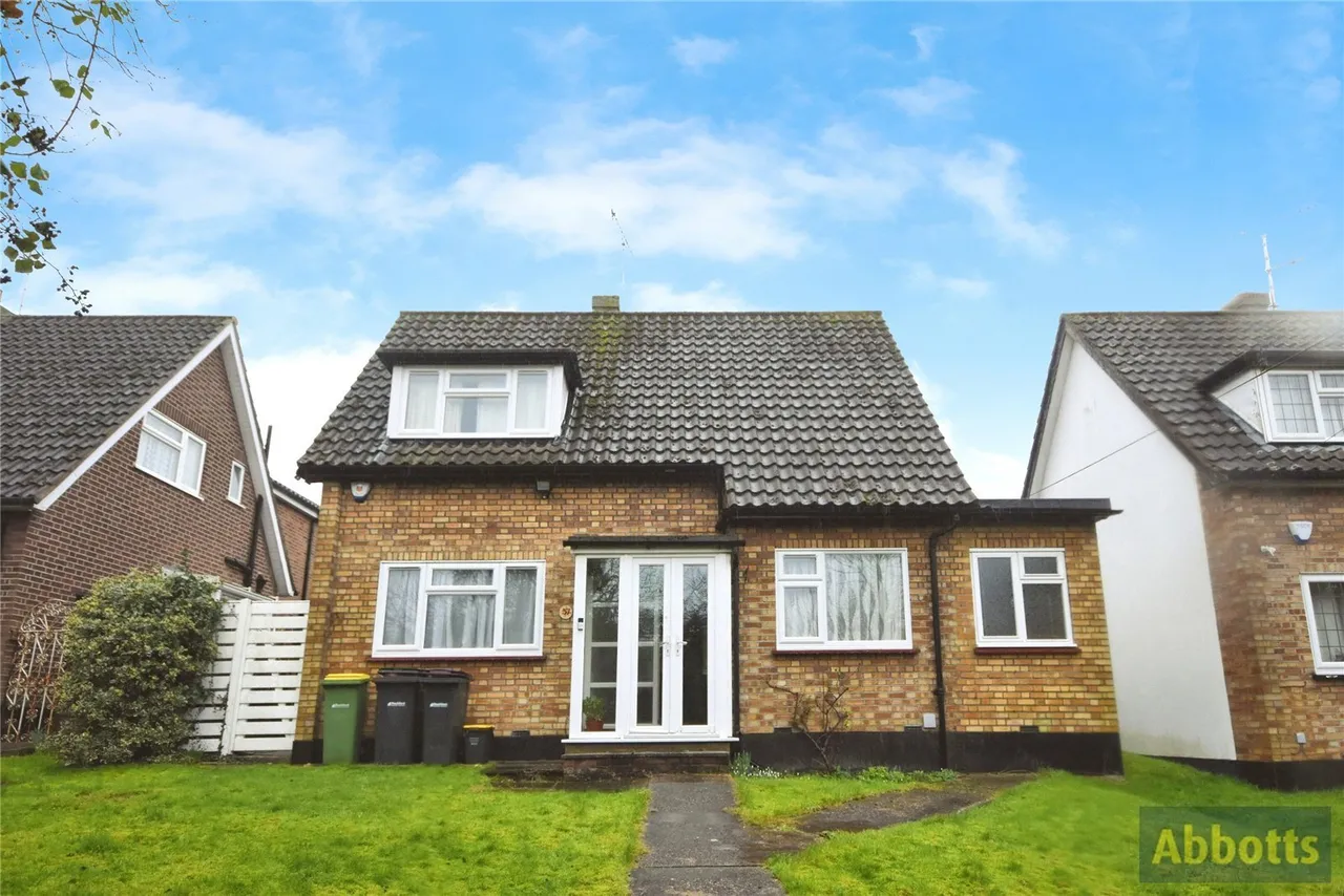 3 bed house for sale — Crown Hill, Rayleigh, Essex, SS6