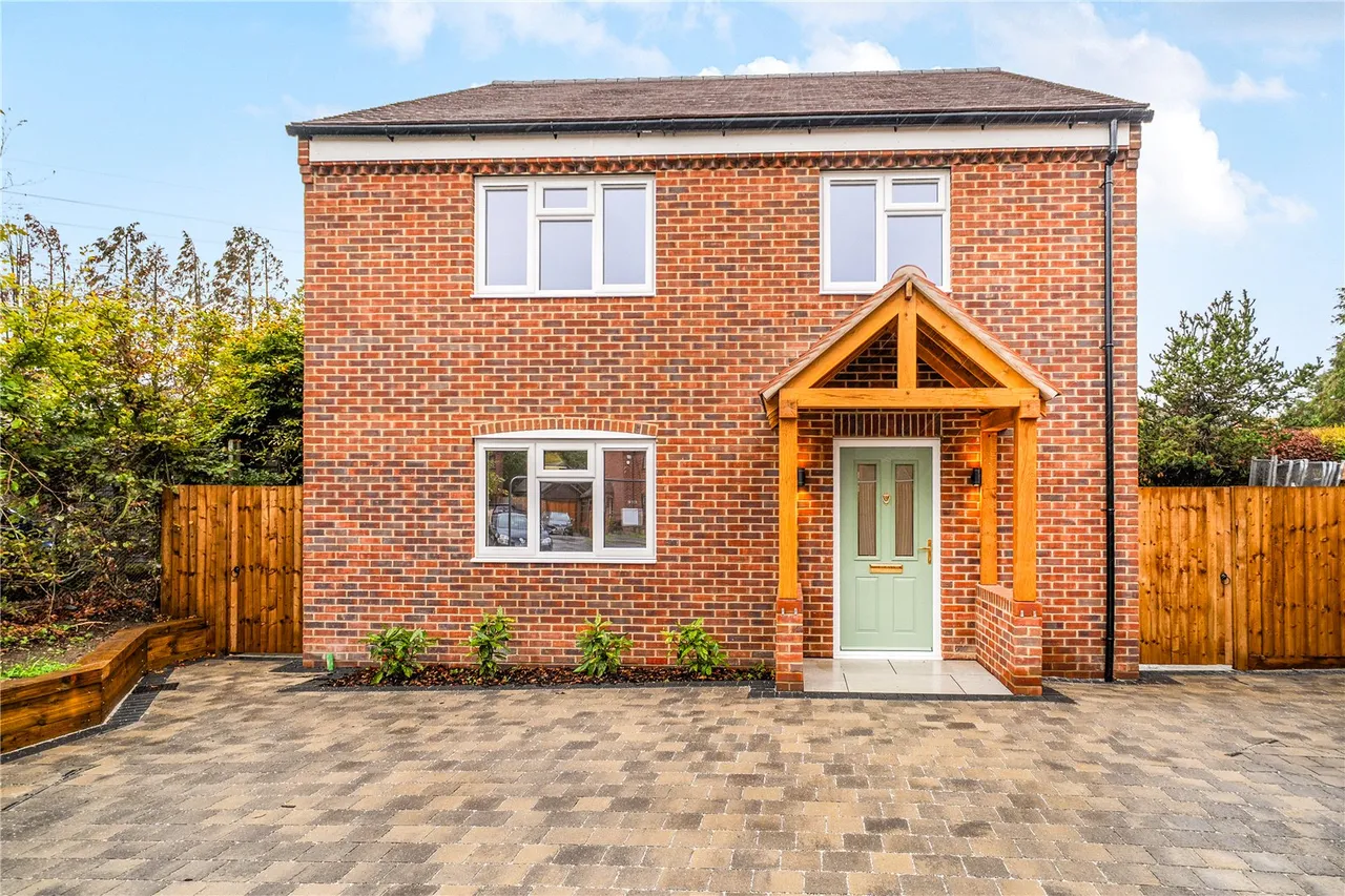 3 bed house for sale, Kingsley Road, Eversley, RG27