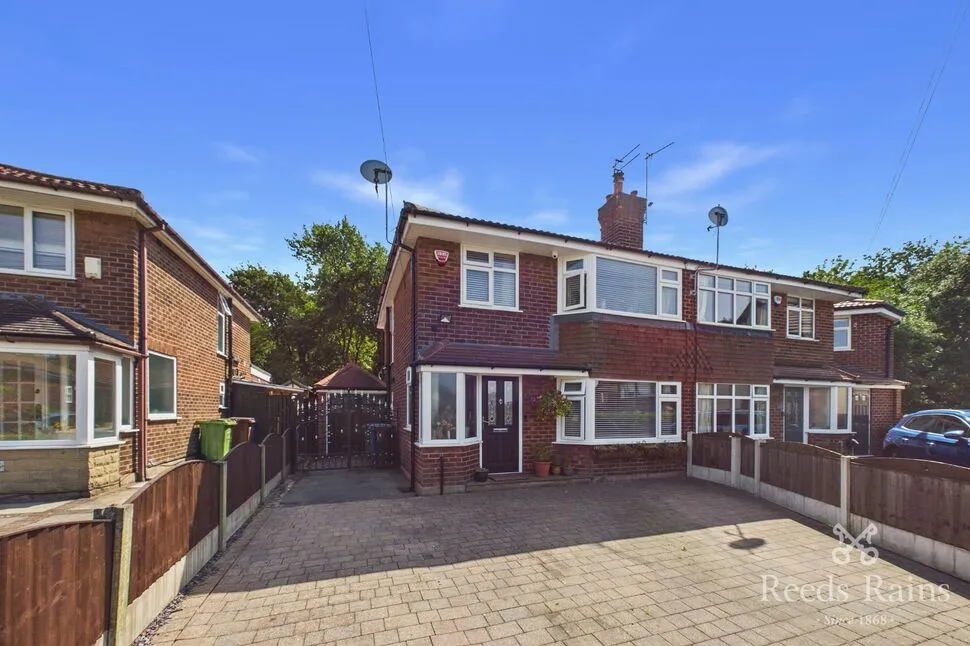 3 bed house for sale — Woodville Drive, Marple, Cheshire, SK6