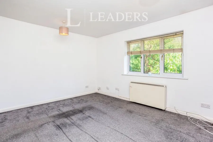 Old Horsham Road, Crawley, RH11, photo 5