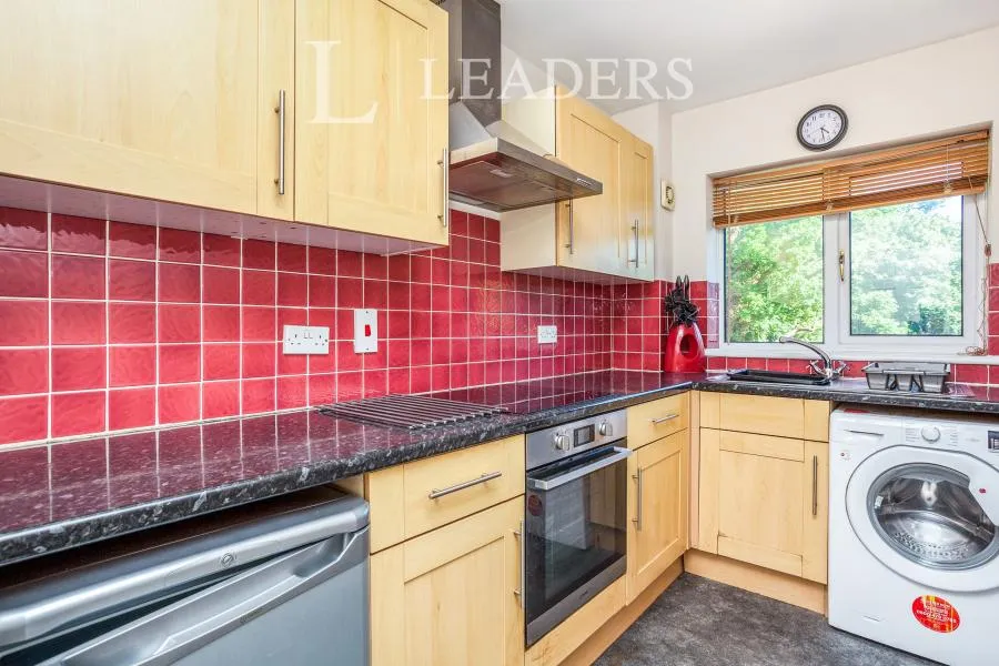 Old Horsham Road, Crawley, RH11, photo 3