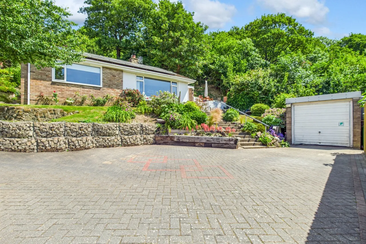 2 bed house for sale — Dover Road, Folkestone