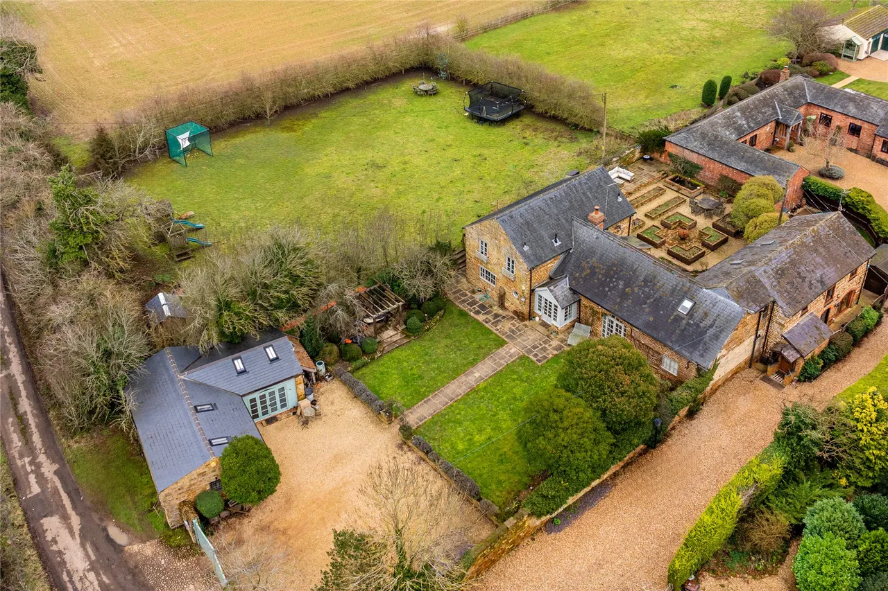 4 bed property for sale, The Barn, Upper Heyford, NN7