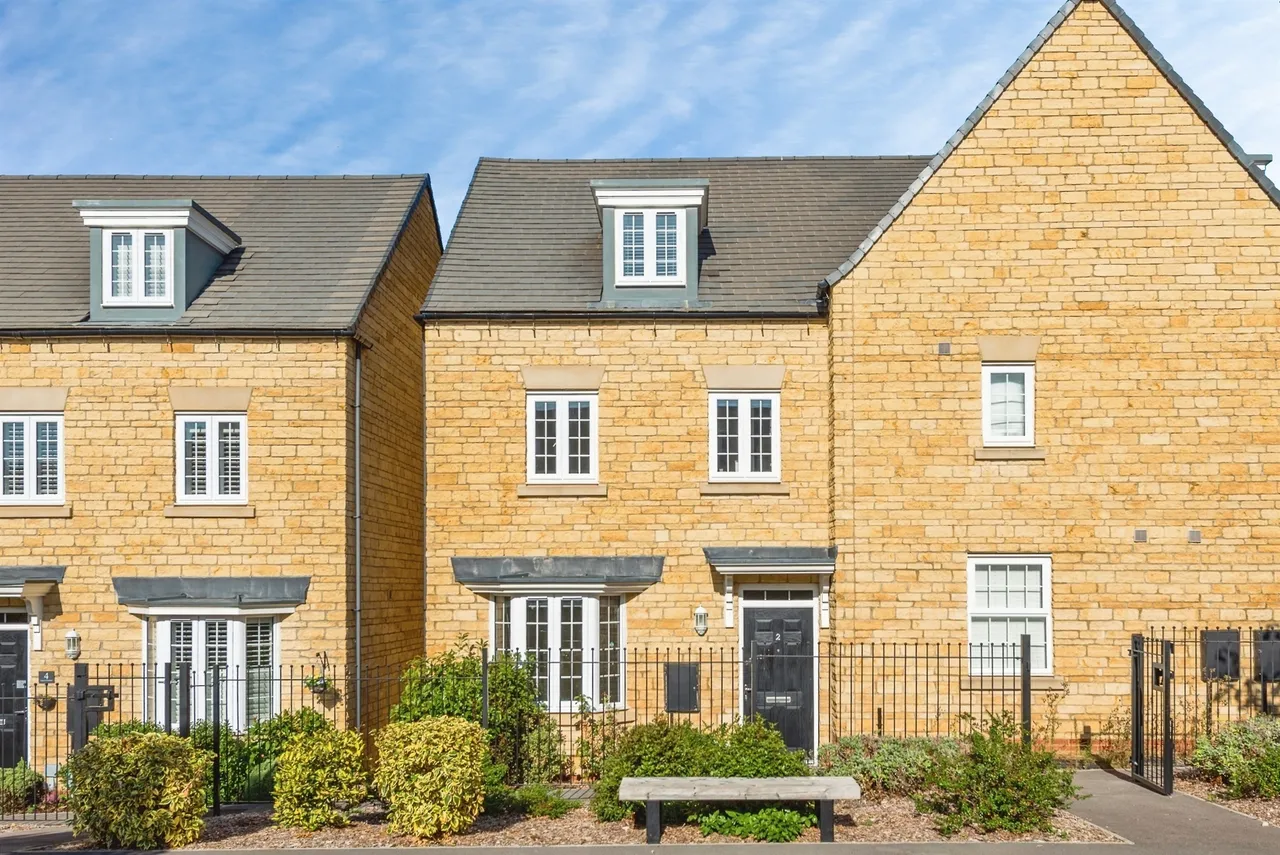 3 bed house for sale — Squirrel Gardens, Witney