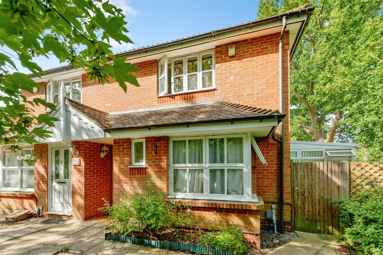 3 bed house for sale — Hill Place, Crawley