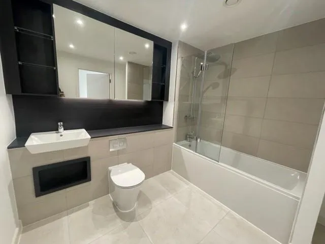 Moorhen Drive, London, photo 6