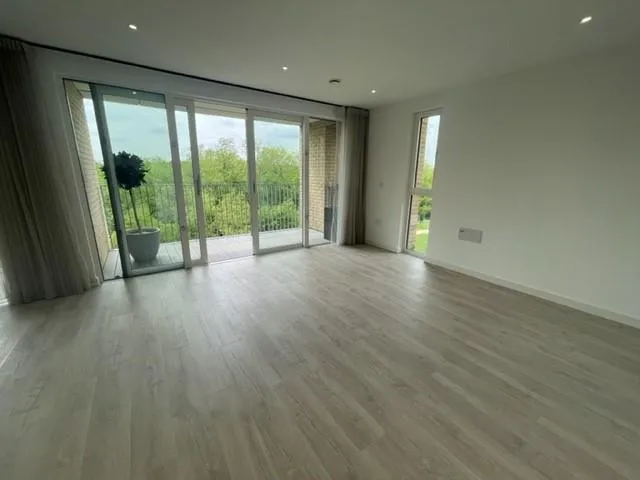 Moorhen Drive, London, photo 2