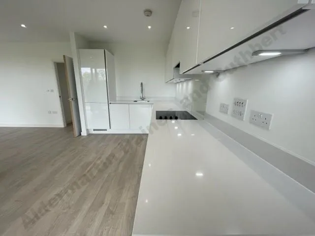 Moorhen Drive, London, photo 3