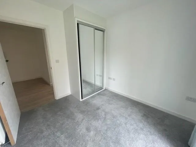 Moorhen Drive, London, photo 4