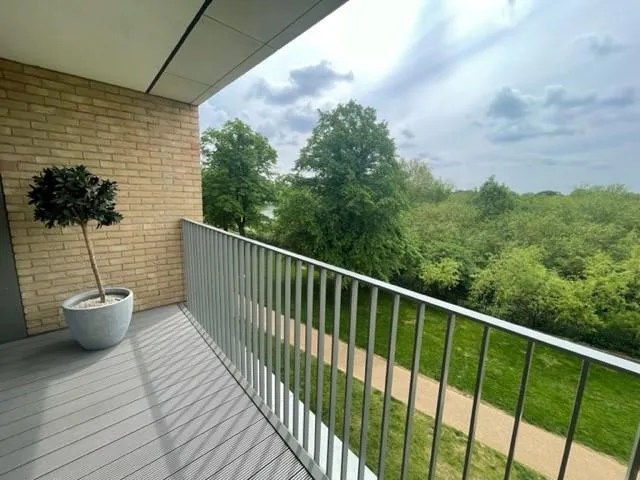 Moorhen Drive, London, photo 10