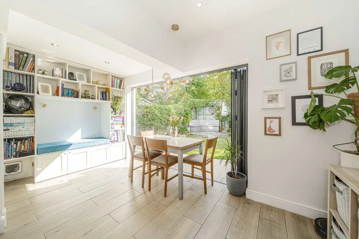 Myrtle Road, TW12, photo 3