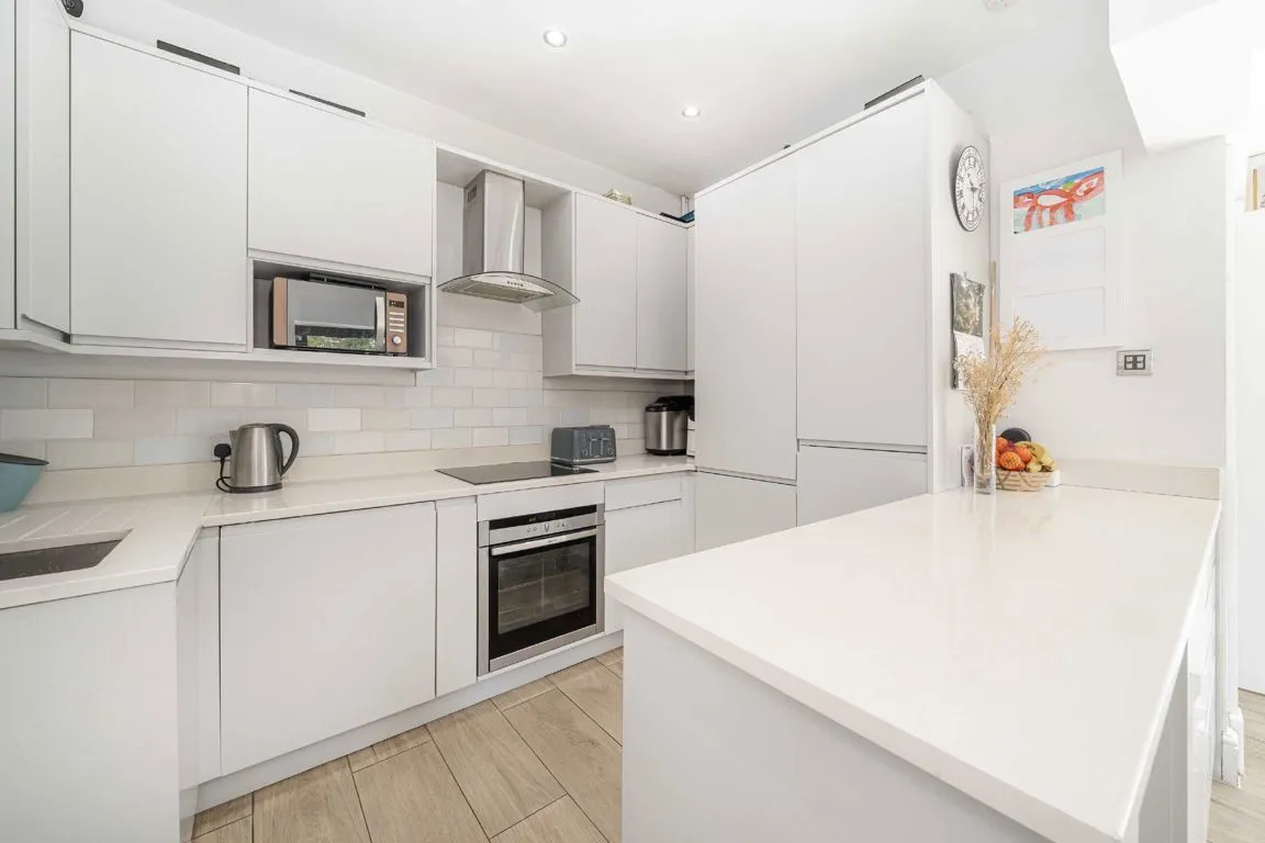 Myrtle Road, TW12, photo 4