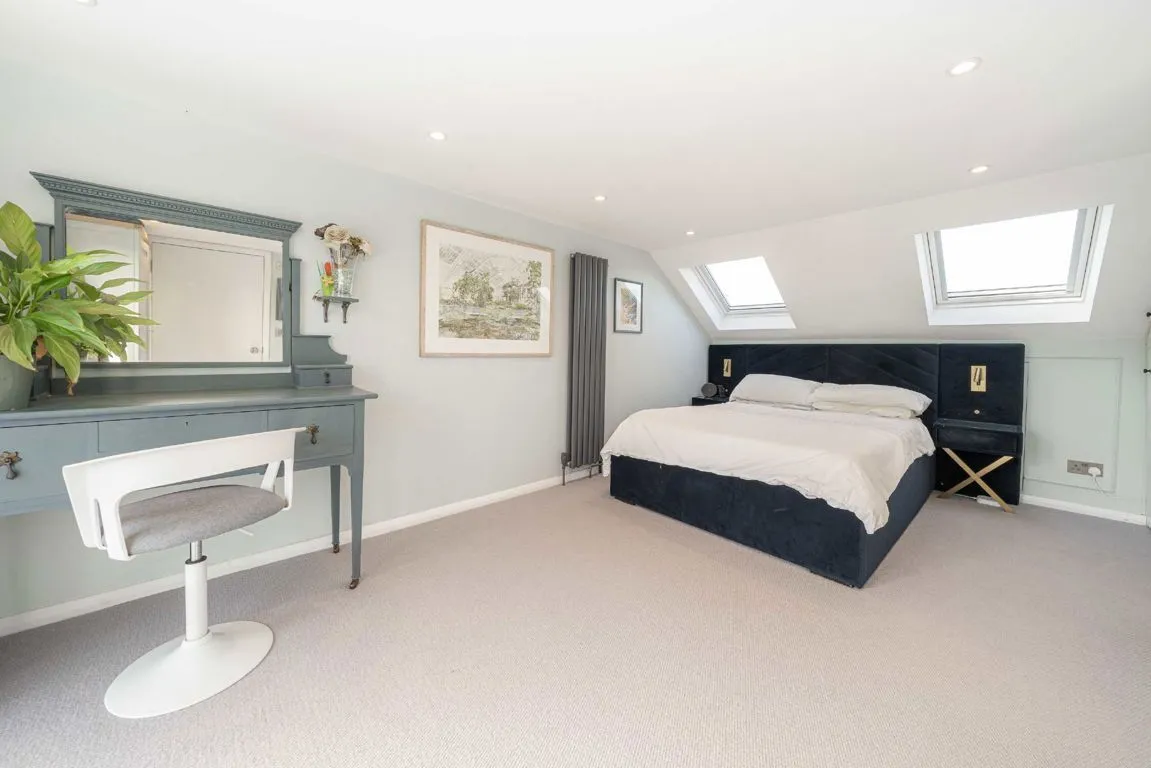 Myrtle Road, TW12, photo 5