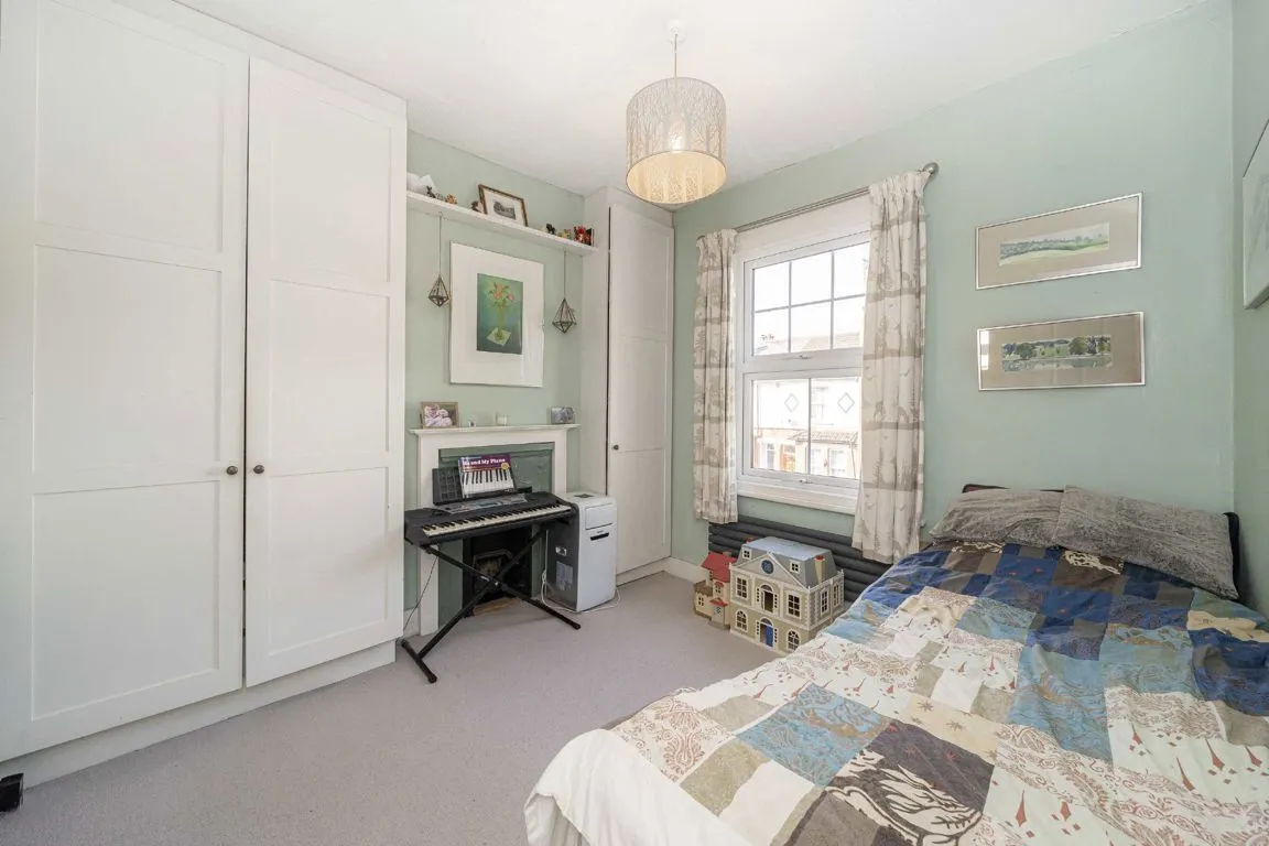 Myrtle Road, TW12, photo 7