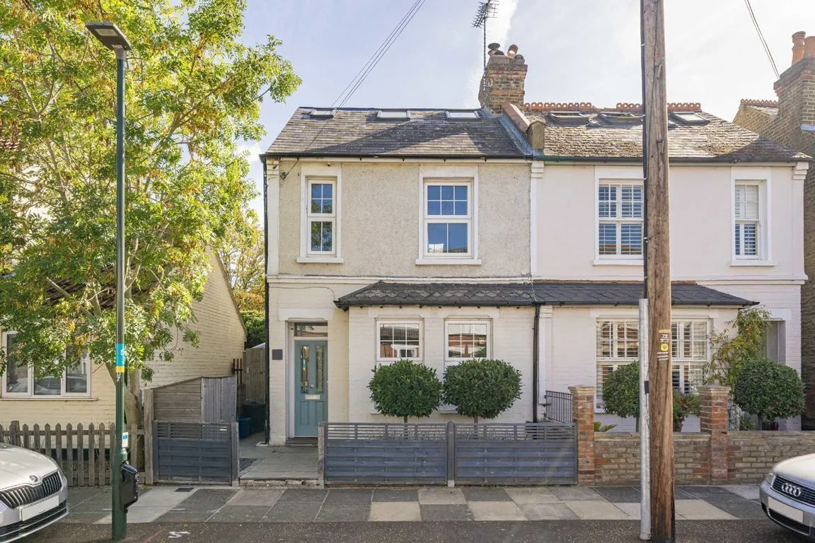 4 bed property for sale, Myrtle Road, TW12