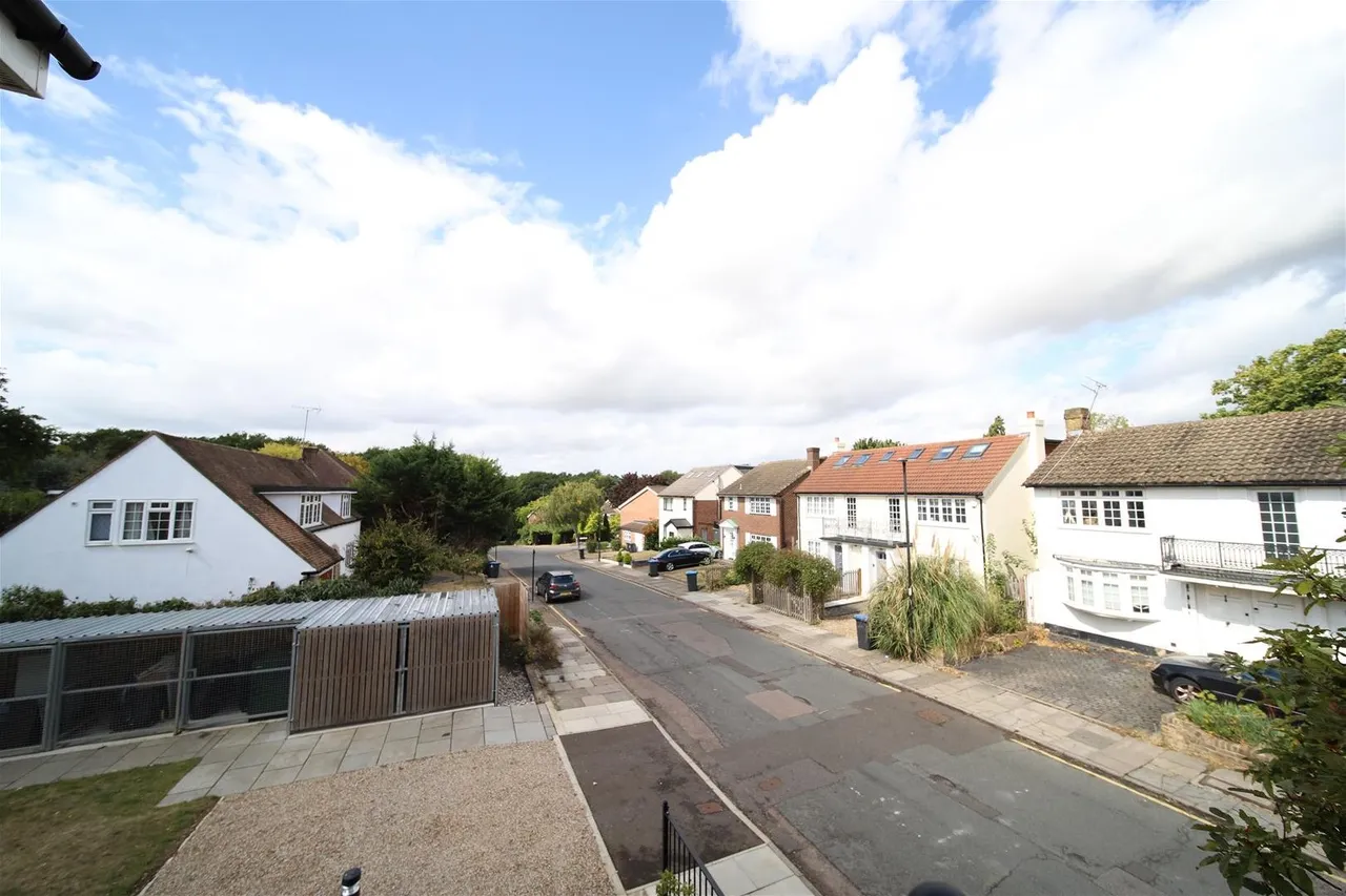 The Ridgeway, Enfield, Middlesex EN2 8GG, photo 17