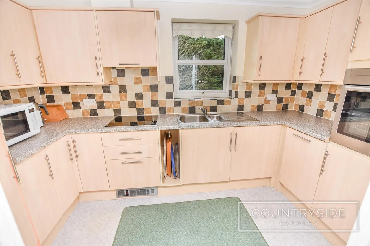 High Road, Benfleet, photo 8