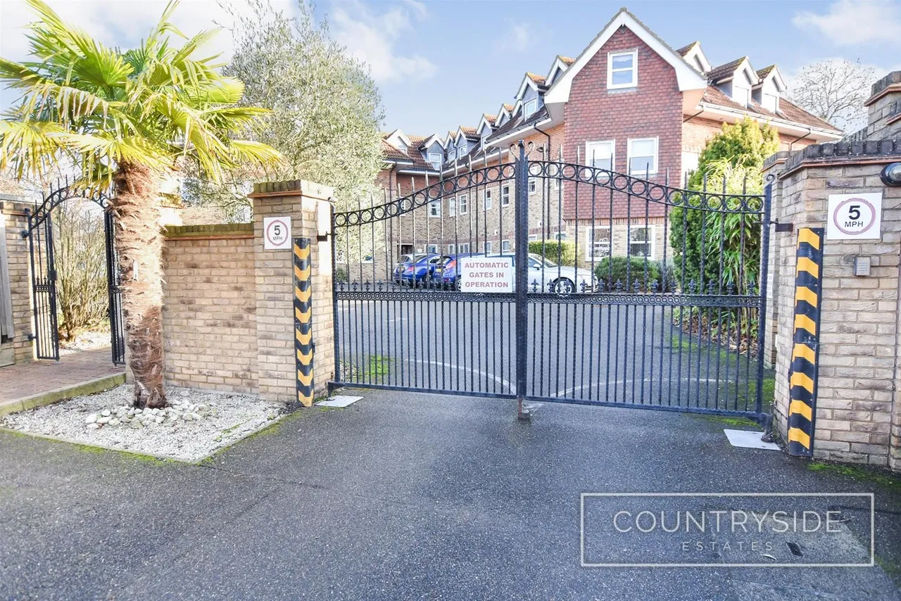 2 bed flat for sale — High Road, Benfleet