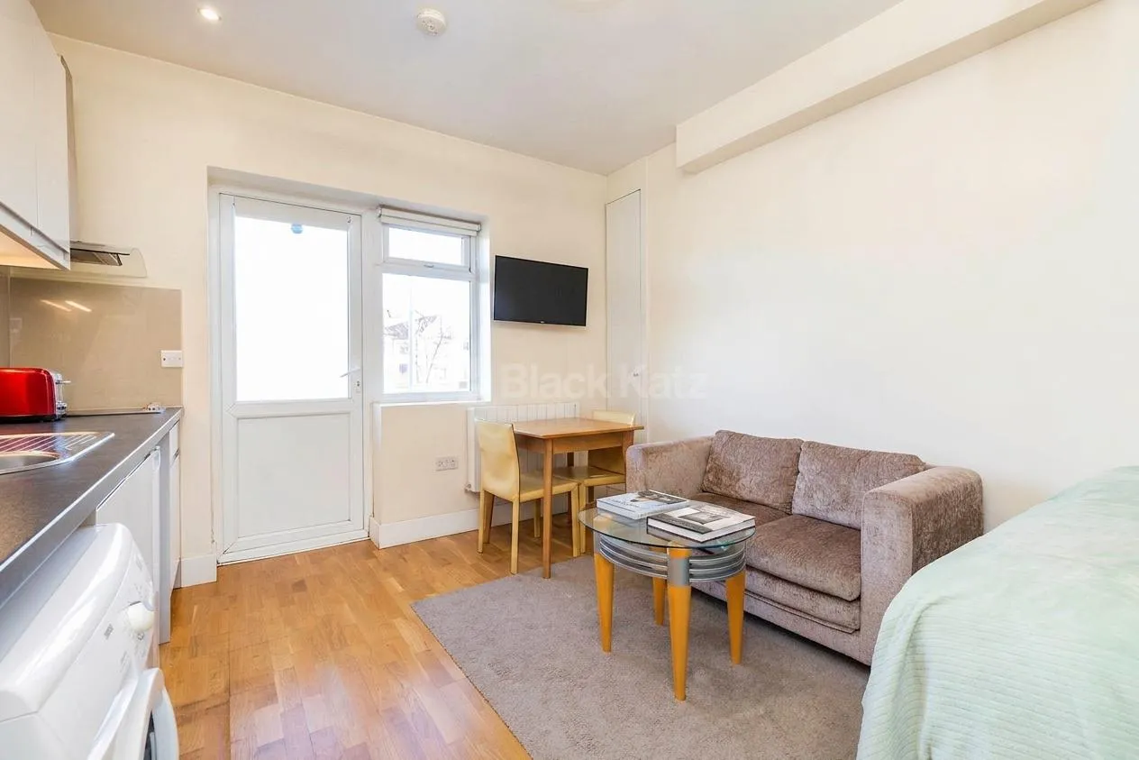 Hendon Way, London, NW2, photo 3